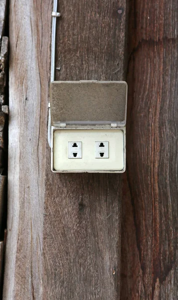 木墙上的旧电源插座. — 图库照片
