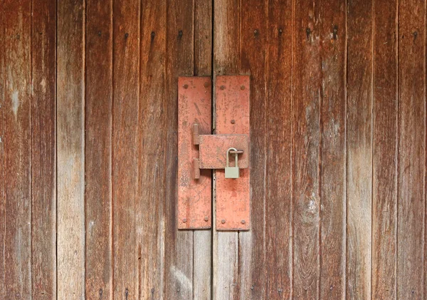 Madeira de porta com chave trancada — Fotografia de Stock