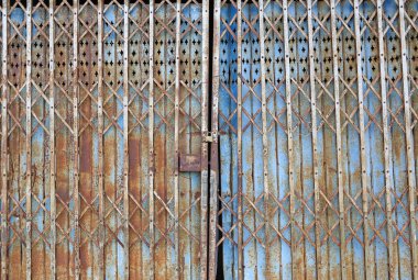 Paslı eski kapı dolu. Grunge retro vintage çelik kapı tasarımı için.