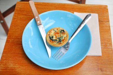 Türk düz ekmek peynir ve ıspanak tepesi ile bir tabakta. Gıda arka plan