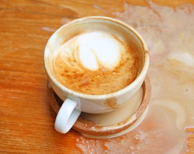 Ahşap masanın üzerine kahve döktüm