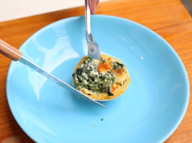 Türk düz ekmek peynir ve ıspanak tepesi ile bir tabakta. Gıda arka plan