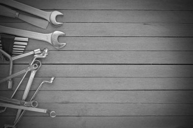 Kopya alanı bir ahşap tahta zemin üzerine farklı araçlar. Siyah ve beyaz sesi.