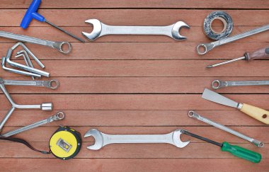 Kopya alanı bir ahşap tahta zemin üzerine farklı araçlar.