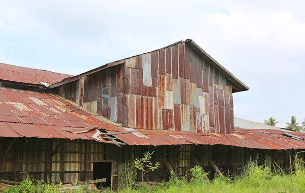 Zink muur roestige metalen thailand oude huis verval natuur gegolfd — Stockfoto
