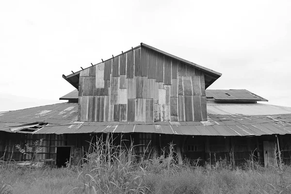 Zink vägg rostig korrugerade metall thailand antika hem förfalla natur, svart och vit ton — Stockfoto