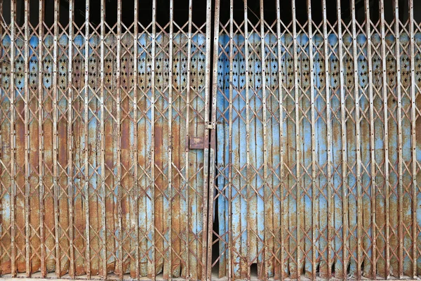 Lleno de vieja puerta oxidada. Grunge retro vintage de puerta de acero para el diseño . —  Fotos de Stock