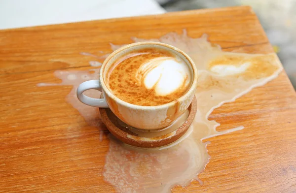 Café derramado na mesa de madeira — Fotografia de Stock