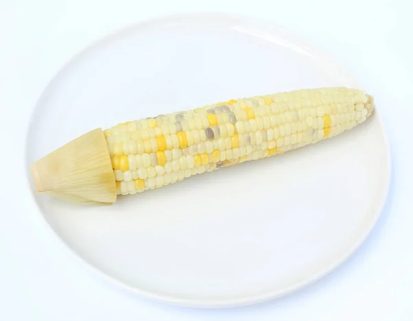 Milho doce fervido em placa círculo branco no fundo branco — Fotografia de Stock