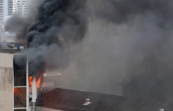 Płonący ogień i czarny dym — Zdjęcie stockowe