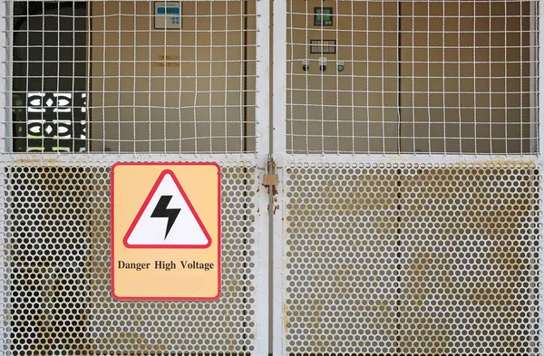 Perigo Sinal de alta tensão na fechadura da porta de metal — Fotografia de Stock