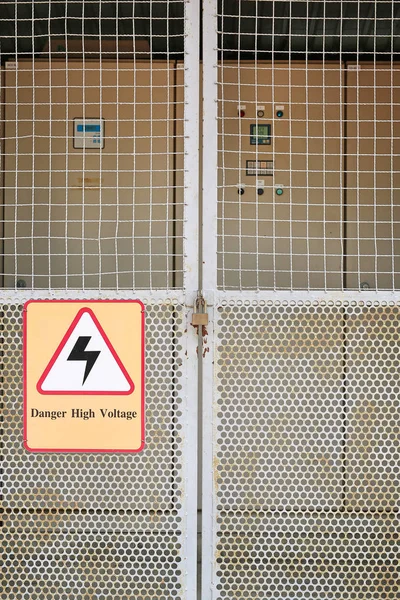 Gevaar hoog Voltage teken op metalen deurslot — Stockfoto