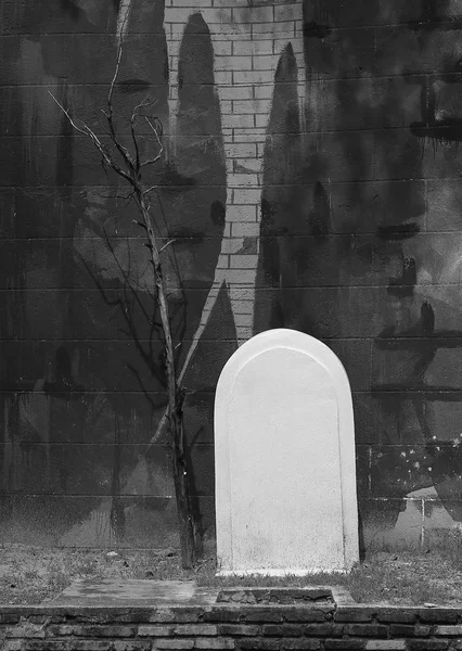 墓碑的概念，黑白色调 — 图库照片