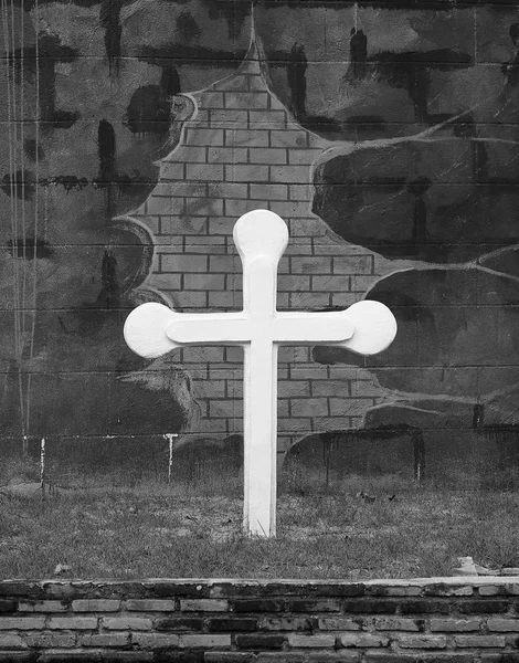 Um fundo de pedra cruz, tom preto e branco — Fotografia de Stock