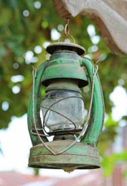 Antika gaz lambası asılı