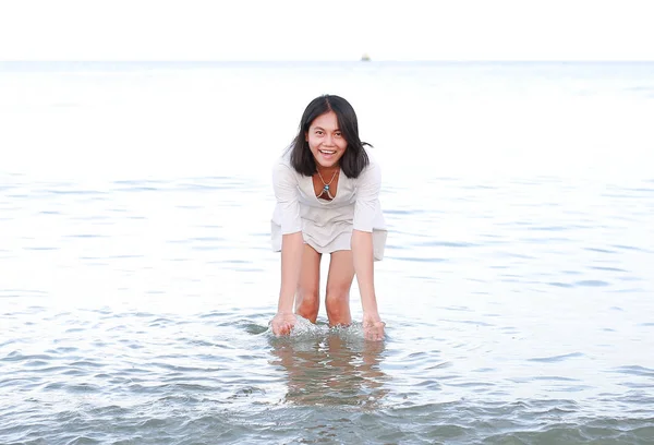 Femme relaxante à la plage jouissant de la liberté estivale — Photo