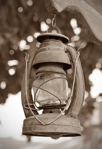 Винтажная керосиновая лампа висит — стоковое фото
