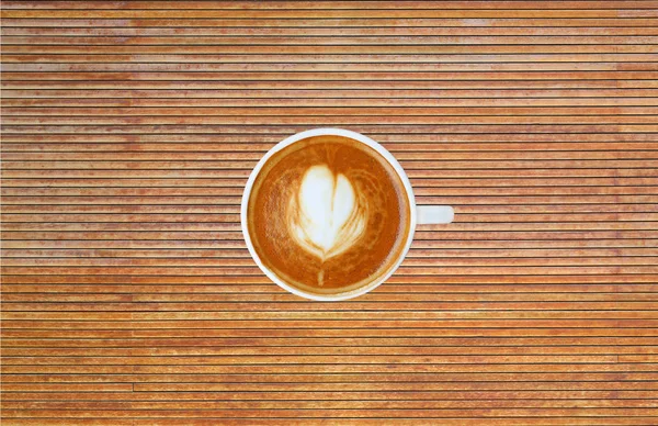 Vista superior de un café con patrón de corazón en una taza blanca sobre fondo de madera fina — Foto de Stock