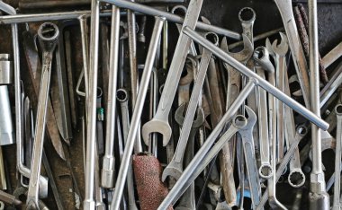 Araçlar ve İngiliz anahtarı. Birçok eski İngiliz anahtarı ve araçları