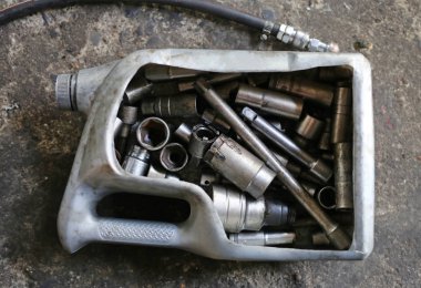 Birçok eski İngiliz anahtarı ve araçları kutusunda.