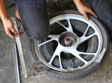 tekerlekli motosiklet tamir teknisyeni el