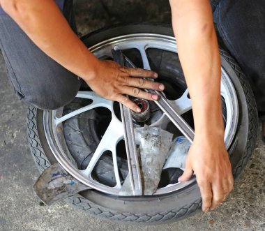 tekerlekli motosiklet tamir teknisyeni el