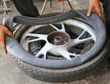 tekerlekli motosiklet tamir teknisyeni el