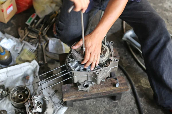 Mecánico de fijación de motor de motocicleta — Foto de Stock