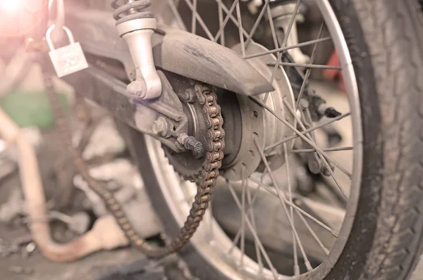 Hasar, yumuşak odak ve mercek parlaması tamir motosiklet zincirinin parçası — Stok fotoğraf
