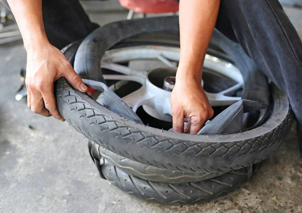 tekerlekli motosiklet tamir teknisyeni el