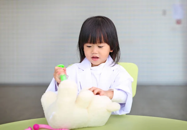 Niña juega al doctor — Foto de Stock