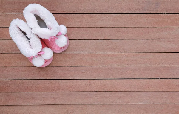 Χαριτωμένο μωρό παπούτσια στη ξύλινη σανίδα, μικρό παπούτσι σε ξύλινο πάτωμα με το διάστημα αντίγραφο, το Top view — Φωτογραφία Αρχείου