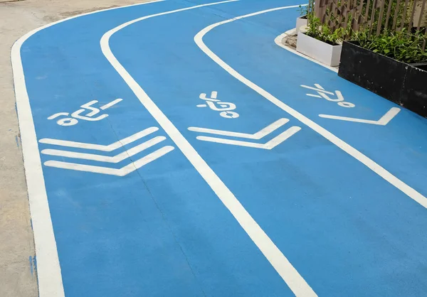 Pista de atletismo deportiva azul con cartel de caminar, correr y correr —  Fotos de Stock