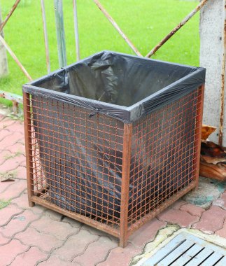 bahçedeki çöp kutusu