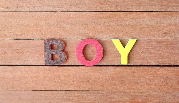 Lettres alphabétiques "BOY" sur planche de bois. Concept d'éducation . — Photo