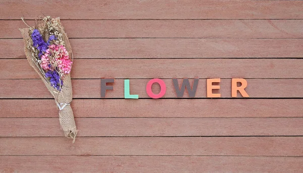 텍스트 "꽃과 나무 판자 배경에 아름 다운 말린 부시 꽃" — 스톡 사진