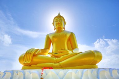gökyüzüne karşı büyük altın buddha heykeli
