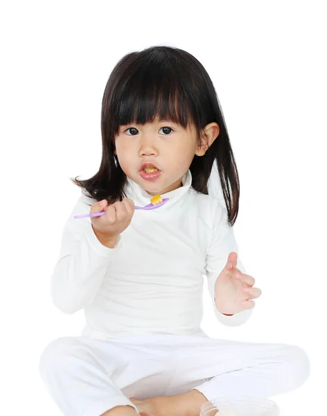 Menina comendo um milho no fundo branco — Fotografia de Stock