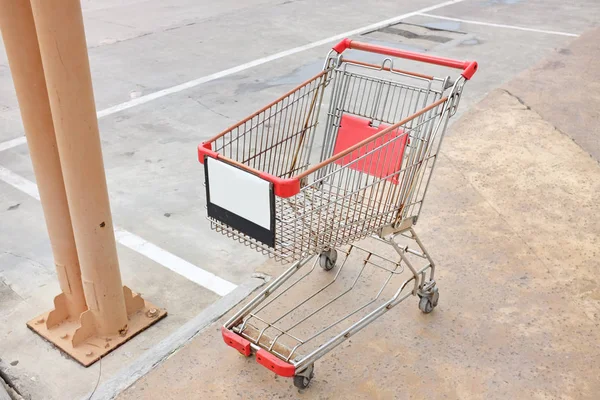 Ein leerer Einkaufswagen auf dem Parkplatz — Stockfoto