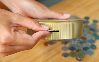 Para bankada para tasarrufu kadın el kadar kapatın