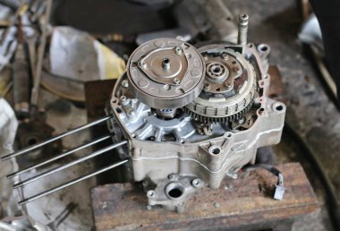 Bir motosiklet motoru tamir hasar, garaj dükkan parçası