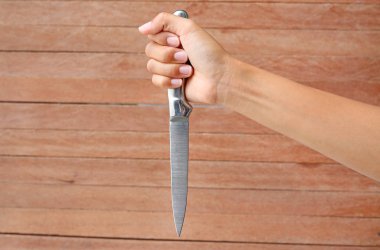 Elinde bir bıçak aşağı grev tahta ahşap karşı hazır el