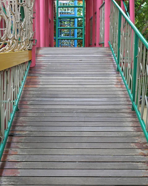 Деревянный мост на открытой площадке — стоковое фото