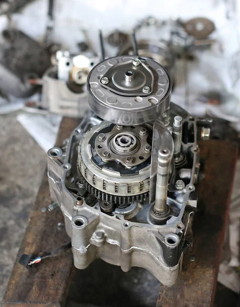 Parte de un motor de motocicleta en reparación de los daños, taller de garaje — Foto de Stock