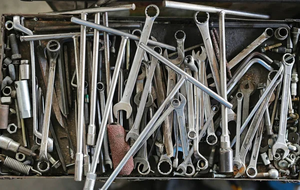 Vuile set hand tools achtergrond. Hulpmiddelen en moersleutel. Veel oude moersleutel en gereedschappen — Stockfoto