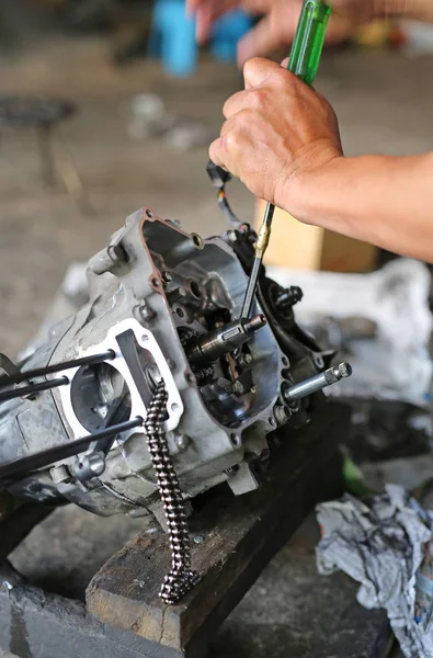 Mecánico de fijación de motor de motocicleta — Foto de Stock