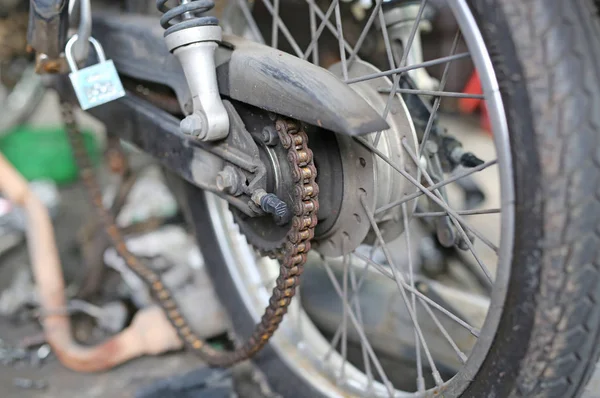 Del av motorsykkelmotor som reparerer skaden, verksted – stockfoto