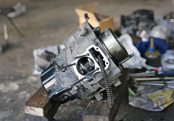 Parte de un motor de motocicleta en reparación de los daños, taller de garaje — Foto de Stock