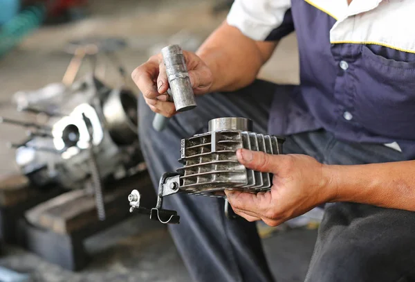 Mecánico de fijación de motor de motocicleta — Foto de Stock