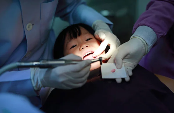Niña durante la extracción dental — Foto de Stock
